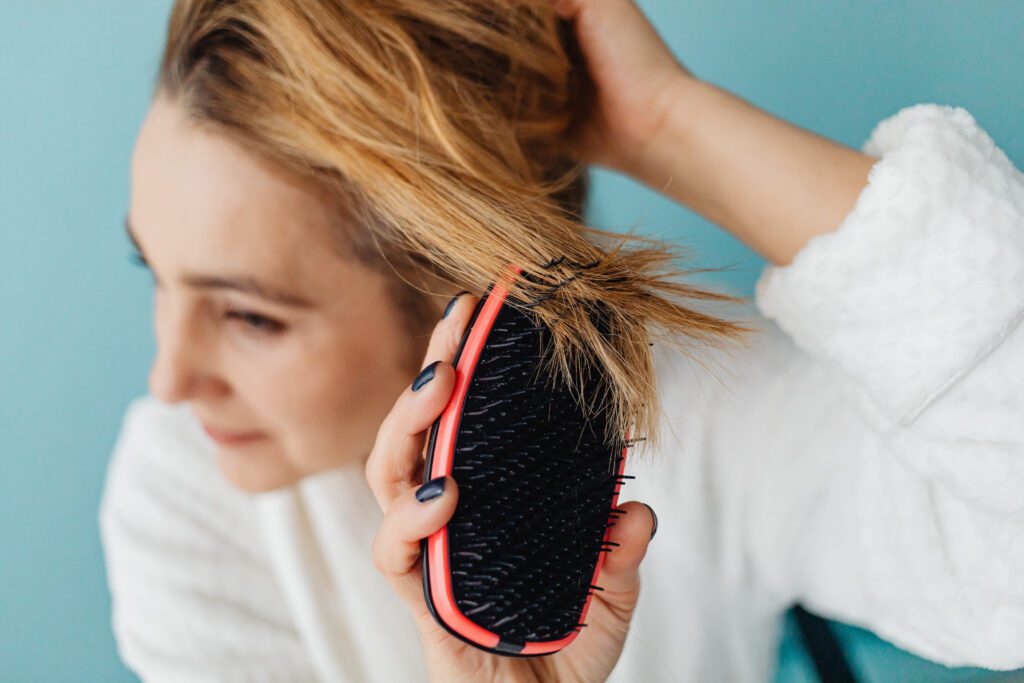 Como limpiar el cabello del cepillo